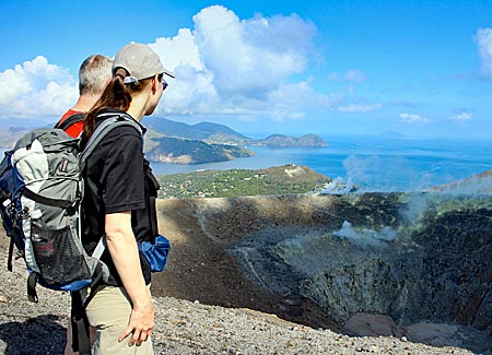 Italien - Liparische Inseln - überwältigend der Blick in den dampfenden Gran Cratere auf der Insel Vulcano