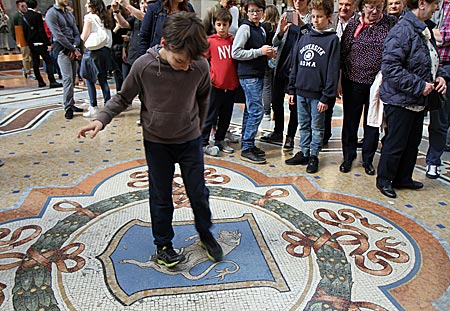 Italien - Stier-Ritual in der Galleria Vittorio Emanuele II in Mailand