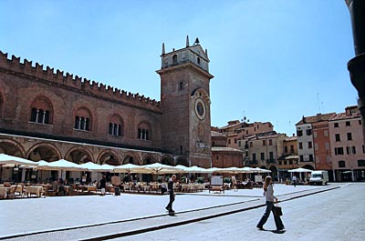 Italien - Mantua - Der Salon der Stadt: Piazza Erbe mit dem Uhrturm und den Restaurantterrassen
