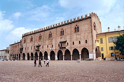 Italien - Mantua - Ältester Teil des Herzogpalastes: der Palazzo del Capitano aus dem frühen 14. Jahrhundert an der Piazza Sordello