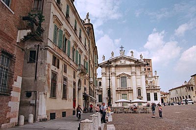 Italien - Mantua - Architektonische Abwechslung: die barocke Front des Domes an der Piazza Sordello