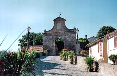 Italien - Marken - Einladend: Eingang zur Altstadt in Barchi