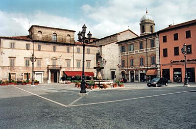 Italien - Noch zu entdecken: Cagli und die Piazza Matteotti