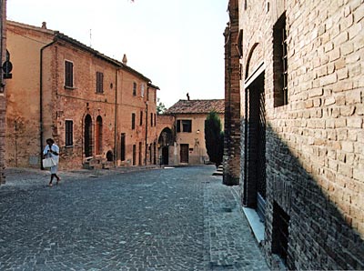 Italien - Typisch Marken: stille Nachmittagsstimmung in den alten Gassen von Corinaldo