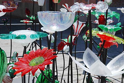 Farbenprächtige Glasskulpturen verleihen den Straßen von Murano noc zusätzlichen Glanz