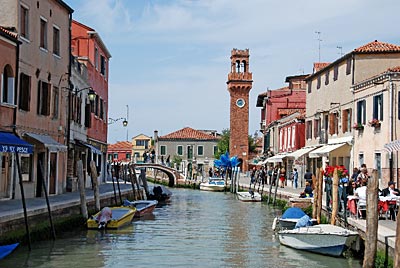 Murano - Murano verzaubert nicht nur durch seine verführerischen Auslagen, sondern auch durch die vielen Kanäle, Brücken und historischen Bauten