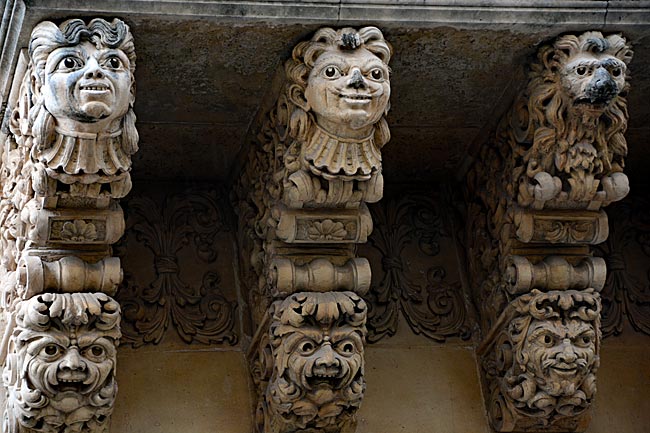 Italien - Noto in Sizilien - Balkone in der Via Nicolaci am Palazzo Nicolaci di Viladorata (Fratzen und Fabelwesen stützen die Balkone)
