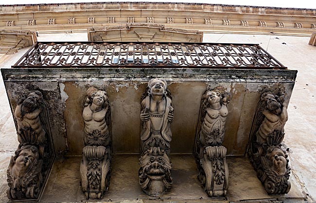 Italien - Sizilien - Skurrile Balkonstützen (Fratzen und Fabelwesen) in Modica