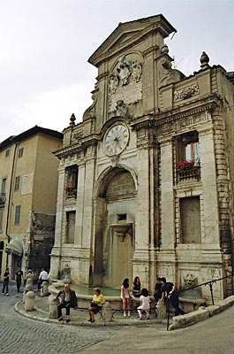 Italien - Umbrien - Treffpunkt: Barocker Wandbrunnen an der Piazza del Mercato in der Oberstadt von Spoleto