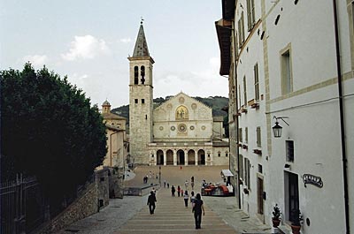 Italien - Umbrien - Begehbares Bühnenbild: Zum Dom von Spoleto schreitet man über eine Freitreppe hinab