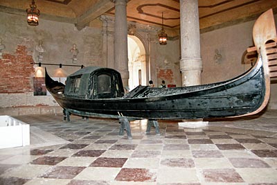 Italien - Gondelbau in Venedig - alte Gondel