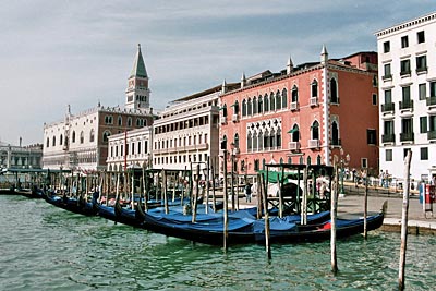 Italien - Vendig - Gondelparkplatz vor historischer Kulisse