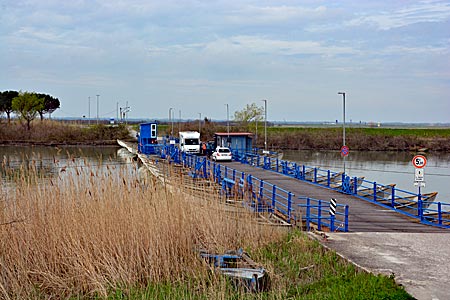 Italien - an der Bootsbrücke von Gorino