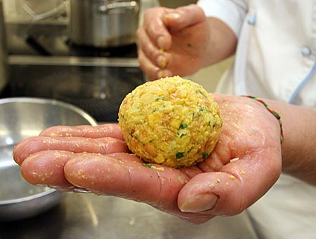 Italien - Vinschgau - Auf dem Weg in den Topf. So soll ein guter Südtiroler Käseknödel aussehen