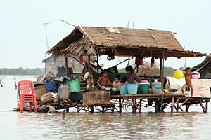 Kambodscha Angkor schwimmendes Haus