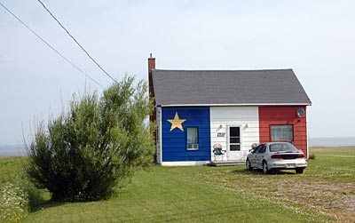 Kanada - Akadien - In den akadischen Farben gestrichenes Haus mit dem gelben Stern