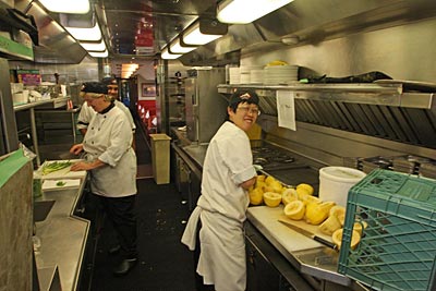 Kanada - In der kleinen Zugküche wird für die Gäste von Gold Leaf frisch gekocht