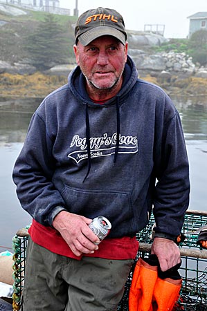 Hummerfischer Eric Murash im Hafen des Fischerdorfes Peggy's Cove. Nova Scotia, Kanada