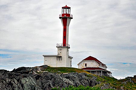 Leuchtturm Cape Forchu von 1839. Der Turm von 1962 heißt wegen seiner besonderen Form "Apple Core". Er steht an der Hafeneinfahrt von Yarmouth, Nova Scotia, Kanada