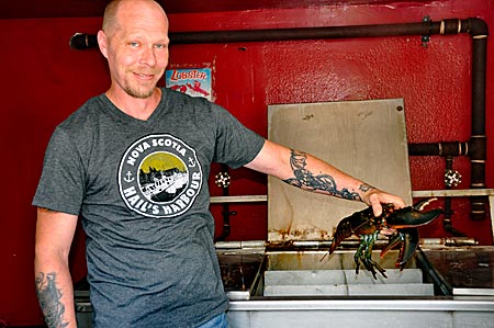 Offene Küche im Hummer-Restaurant "Lobster Pound". Der Hummer stirbt sofort, wenn er in das kochende Wasser geworfen wird. Hall's Harbour, Nova Scotia, Kanada