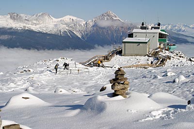 Kanada - Eisiger Morgen und blauer Himmel hoch über Jasper