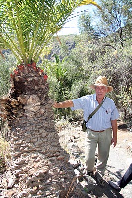 Kanarische Inseln - Gran Canaria - Reise- und Wanderführer Armando Sosa Matos führt Besucher ins Innere des Bandamakraters