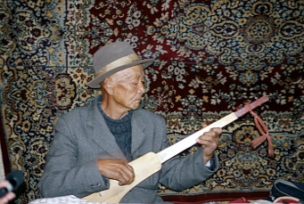 Kirgisien Tien-Sahn beim Musizieren