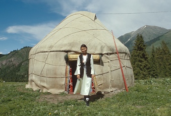 Kirgisien Tien-Shan junge Frau vor der Jurte