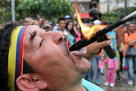 Kolumbien - Medellin - Feuerschlucker auf dem Plazoleta de las Esculturas