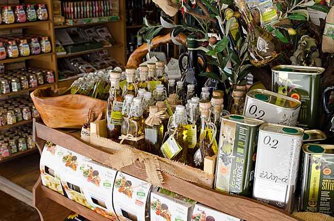 Griechenland - Kos - Kardamena - Olivenöl-Angebot in einem Geschäft
