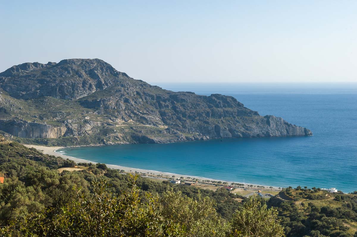 Blick von Mirthios aus auf den langen Strand von Plakias
