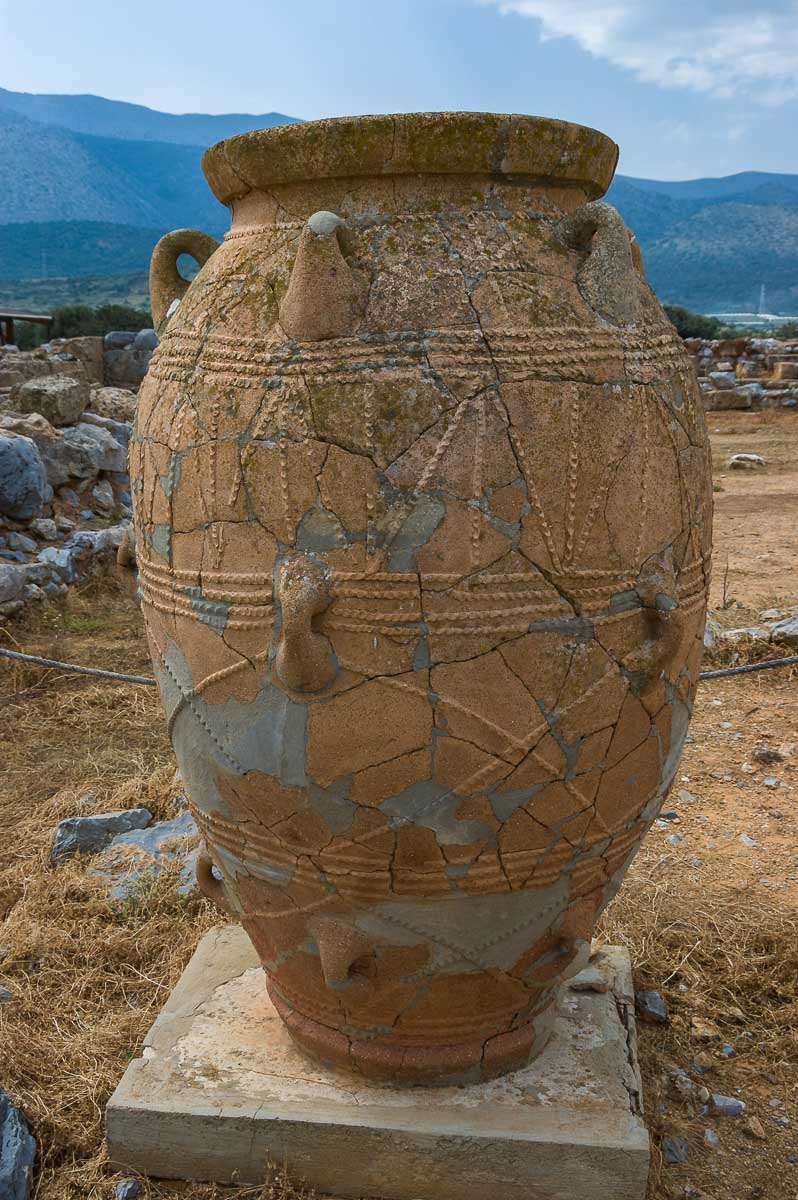 Malia: Scherbe für Scherbe wurden die riesigen Vorratsbehälter (pithoi)
von den Archäologien wieder zusammengefügt