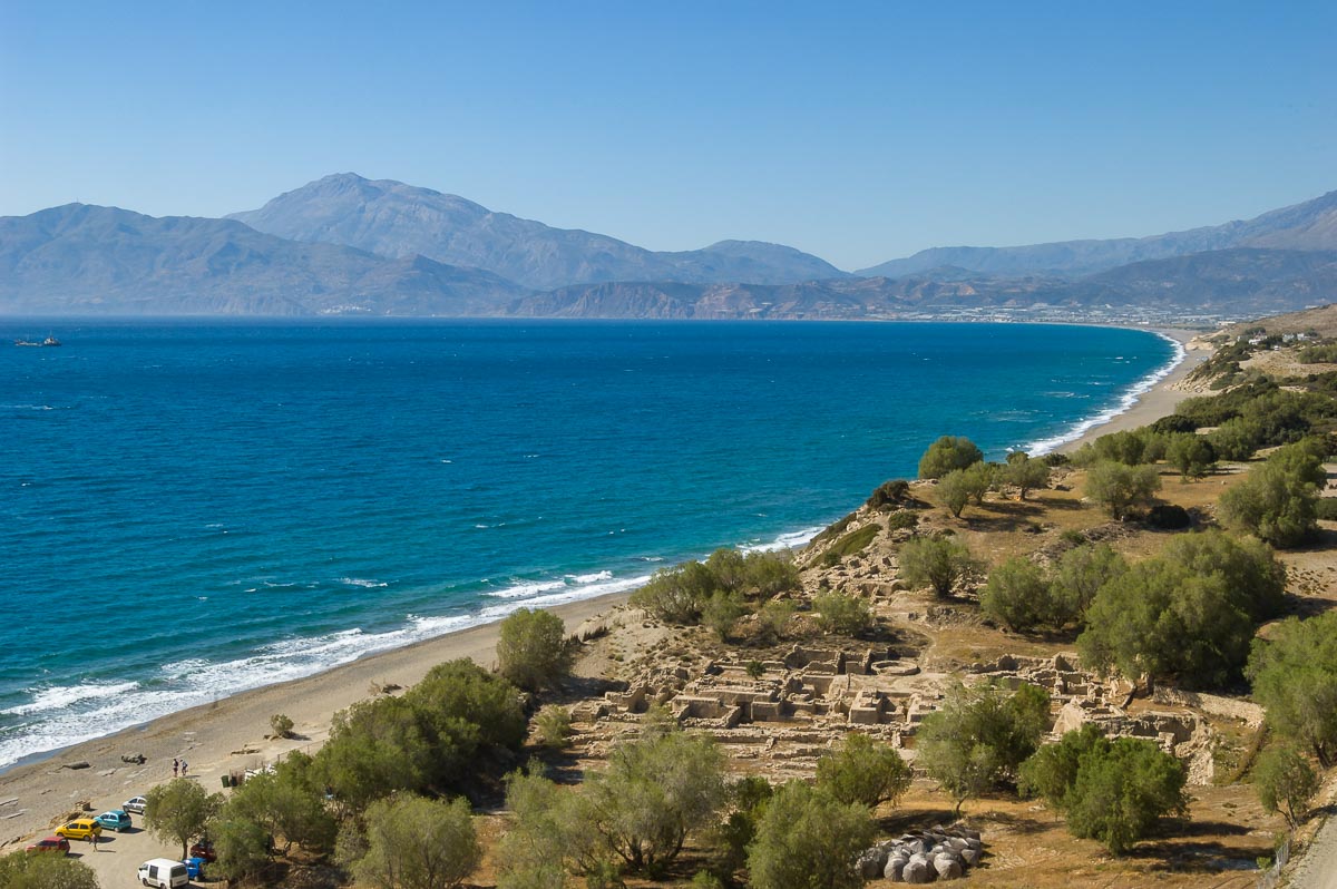 Kilometerweit erstreckt sich der Strand von Kommos, im Vordergrund die Ausgrabungen zum Hafen von Festos