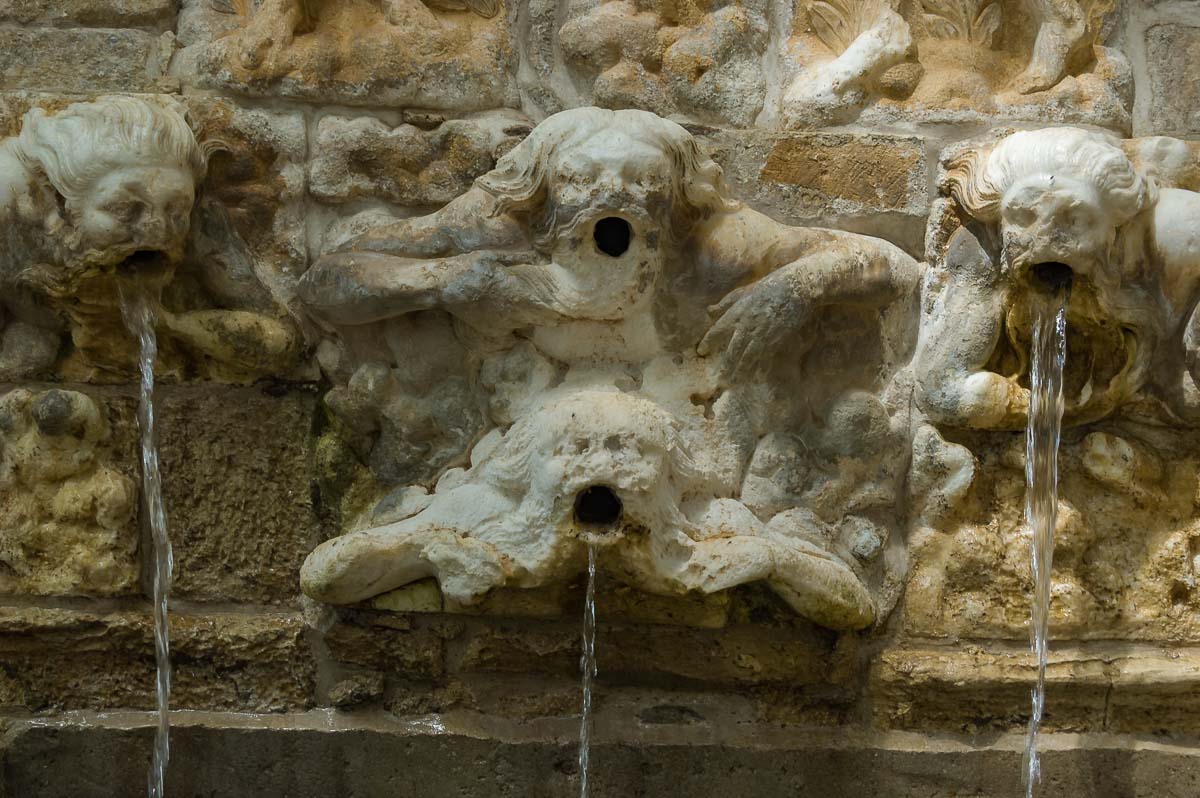 Vrondissi: Detail des venezianischen Brunnens aus dem 15. Jh.