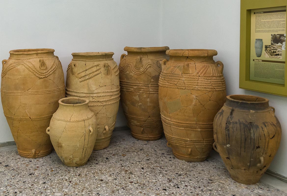 In solchen pithoi wie hier im Archäologischen Museum von Agios Nikólaos
bewahrten die Minoer vermutlich auch Wein auf