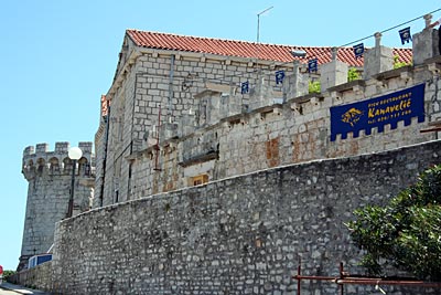 Kroatien -  Mit Wehrtürmen und Hohen Mauern schützte sich Korčula einst vor Piraten aus Albanien, Tunesien und Algerien und vor türkischen Kriegsschiffen