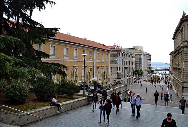 Kroatien - Immer im Blick: Der Hafen ist vom Zentrum Rijekas nur ein paar Schritte entfernt