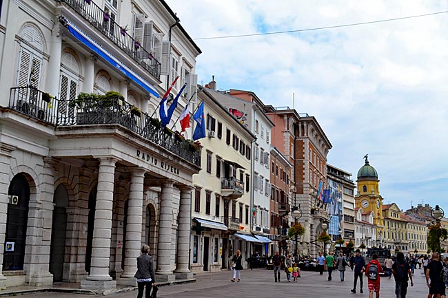 Kraotien - Rijeka - Promenade in der Stadt: Mit Cafés und Geschäften locken die schönen Bürgerhäuser auf dem Korzo