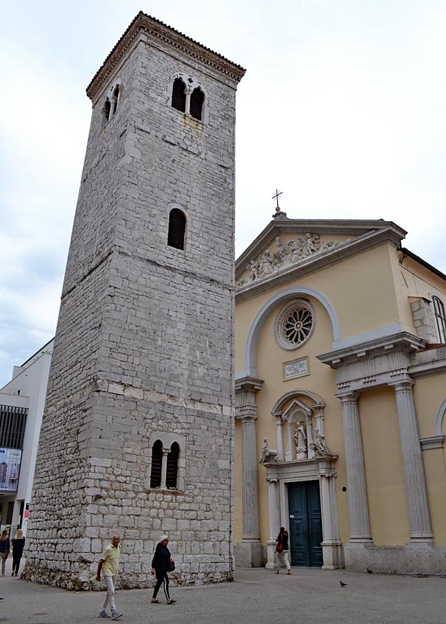Kroatien - Rijeka - Nicht so schön wie in Pisa, aber auch sehr schief: Turm vor dem Mariendom