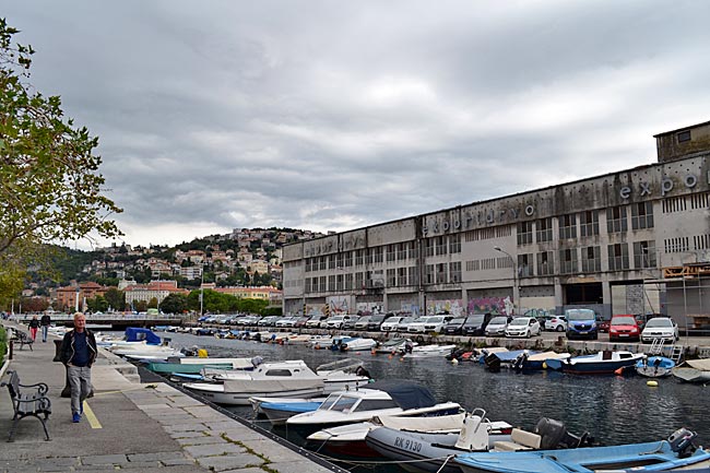 Kroatien - Rijeka - Der Rječina bildete vor dem Zweiten Weltkrieg viele Jahre eine Staatsgrenze mitten in der Stadt; dahinter alte Lagerhallen, die die Kulturhauptstadt bespielen will