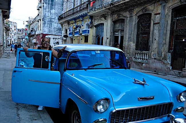 Marbelis Coello, Verwalterin der Casa Particular Glória, am bestellten Taxi, Havanna, Kuba