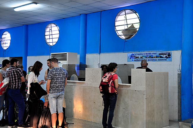 Reisende im Terminal der Viazul-Überlandbusse, Stadtteil Nuevo Vedado, Havanna, Kuba