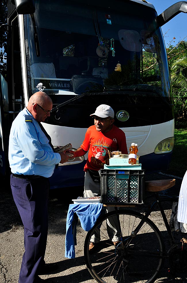 Viazul-Bus nach Viñales: Pause in Las Terrazas. Der Busfahrer nimmt Päckchen mit Erdnüssen, Region Pinar del Río, Kuba