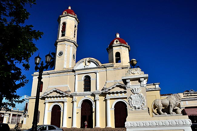 Die neoklassizistische Kathedrale Catedral da la Purísima Concepción mit den ungleichen Türmen am Parque José Martí, der guten Stube in Cienfuegos