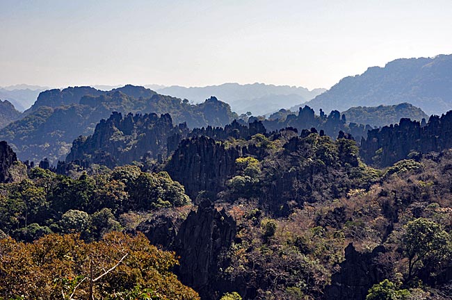 Laos - Konglor - Vom Aussichtspunkt hat man einen schönen Blick über die Karstberge