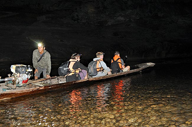 Laos - Karsthöhle bei Konglor - Jedes Boot nimmt maximal drei Passagiere auf
