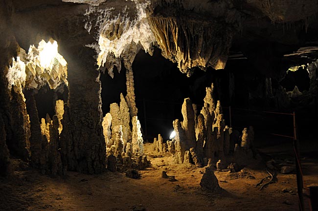 Laos - Karsthöhle bei Konglor - Stalagmiten und Stalaktiten gruppieren sich zu skurrilen Formationen