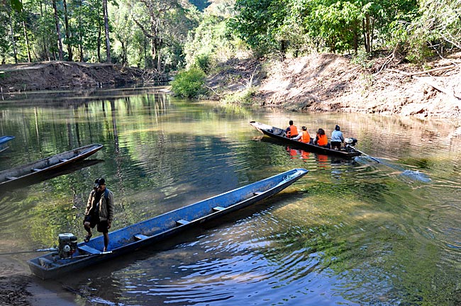 Laos - Karsthöhle bei Konglor - In der Nähe des Dorfes Natane wird eine Pause eingelegt, bevor es zurück in die Höhle geht