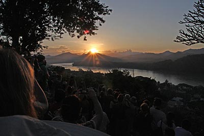 Laos - Sonnenuntergang auf dem Phousi-Berg