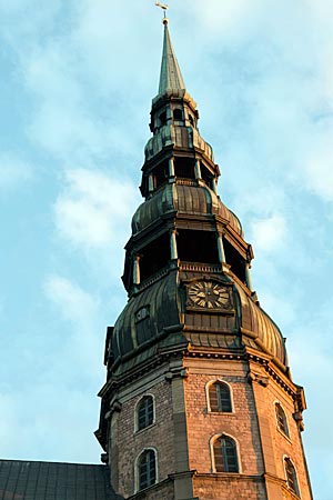 Lettland - Riga - Turm des Doms Sankt Peter in Riga in der Abenddämmerung